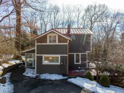 Hot Tub, Fire Pit, Trails to Nature's Beauty - Charming Retreat 트윗시 레일로드 주변 호텔