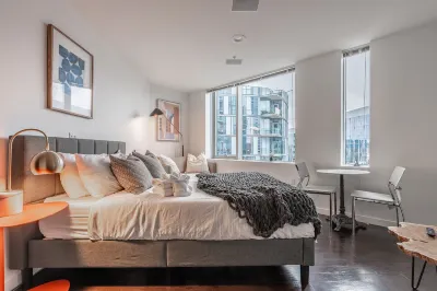 Mesmerizing City Views and Modern Amenities - Chic Urban Oasis