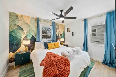 Modern Comfort with Fully Equipped Kitchen - Charming Oasis Hotel dekat Ice Box Skating Rink