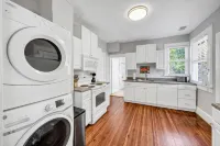 Modern Amenities Near University and Attractions - Stylish Haven