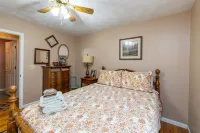 Hot Tub, WiFi, Satellite - Family Home - Carrie's Cottage - Red River Gorge, Kentucky! Hotels in Campton