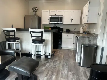 Refurbished Jail Charming  2-bedroom with AC, WiFi in beautiful Augusta, Montana Отели в г. Огаста