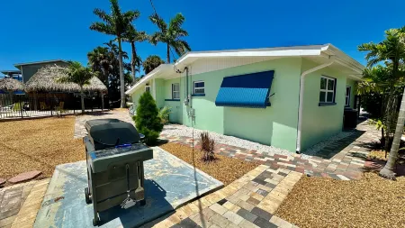 Shared Pool and Grill in Boutique Resort - Charming Beach Haven Отели рядом с достопримечательностью «Pink Shell Beach Resort & Marina»