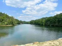 Serene Retreat - Hot Tub, WiFi, Relaxing Getaway Hotels in Campton