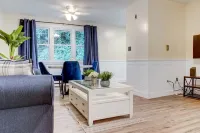 Chic Retreat - Plush Kitchen, Spacious Living, Urban Escape Hotels in Manchester