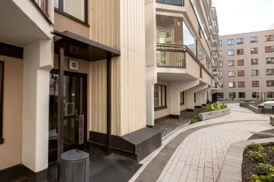 2Ndhomes Modern & Cozy 2Br Apt w Balcony โรงแรมใน