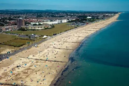 Seafront Apartment Private Garden & Free Parking