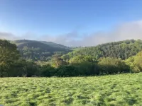 Wood Cabin & 4 Large Bell Tents - Hapus Hideaway - parking