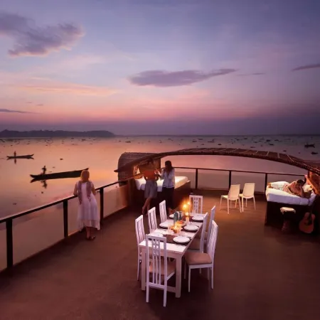 Upper Deck Houseboats