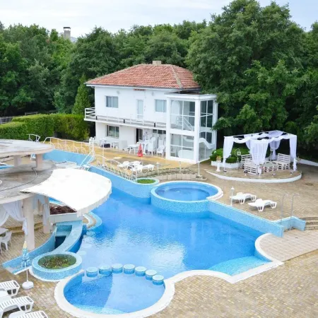 Villa Bellevue -Golden Sands Nature Park Отели рядом с достопримечательностью «Дворец Евксиноград»