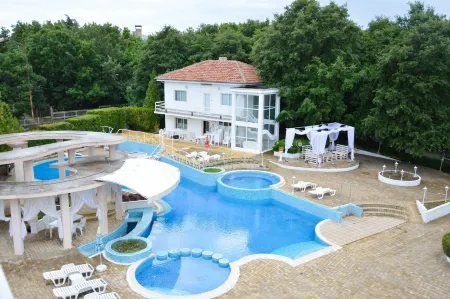 Villa Bellevue -Golden Sands Nature Park Отели рядом с достопримечательностью «Приморский парк»