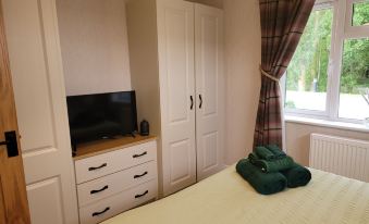 Luxury 2-bed Lodge in Routh, Sleeps 4 With Hot Tub