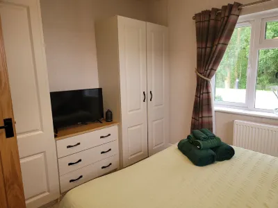 Luxury 2-bed Lodge in Routh, Sleeps 4 With Hot Tub