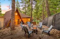 Spacious A-Frame Pines Cabin 12 Beds Loft Game Room Hôtels à : Mountainaire