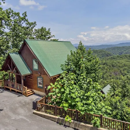 Majestic Mountain View - Great Location! - Convenient to Everything! 2 Bedroom Cabin by Redawning