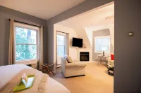 Sand Bar Cottage Inn