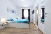 هوليداي هوم لانا