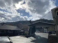 Mariposa Lodge - parking
