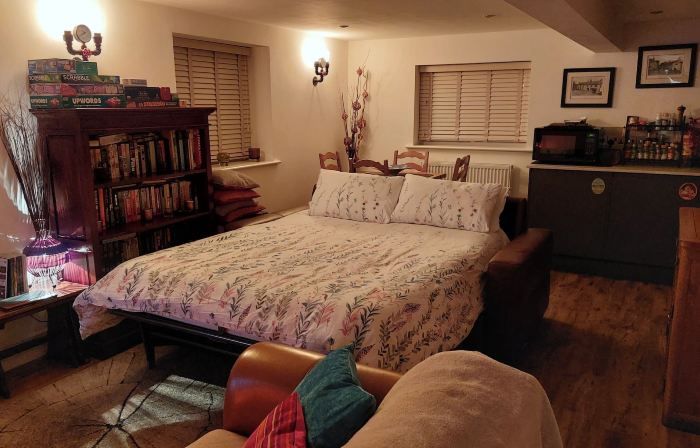 1 Bed Flat - Sleeps 4 - Garden - Parking - Wifi
