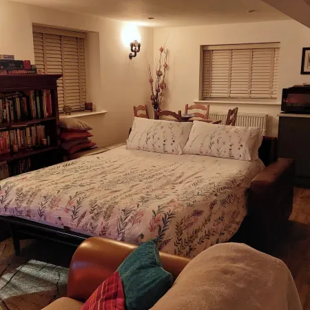 1 Bed Flat - Sleeps 4 - Garden - Parking - Wifi