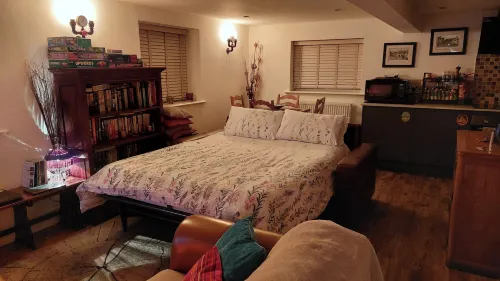 1 Bed Flat - Sleeps 4 - Garden - Parking - Wifi