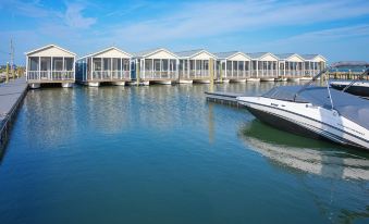 Blufin Bungalows & Marina