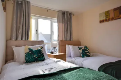 Runcorn-House-Sleeps6-Parking-Garden Hotels near Trident Retail Park
