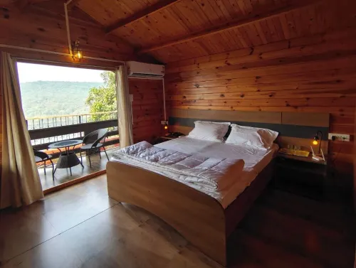 On The High Ground Hotel a Guhagar