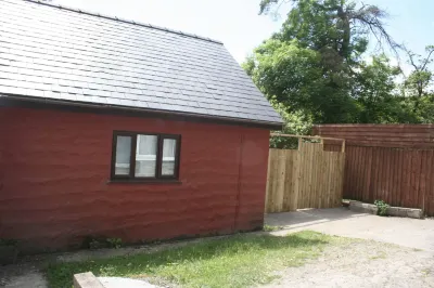 The Nook - Farm Park Stay with Hot Tub, BBQ & Fire Pit Hotels in Manordeilo and Salem