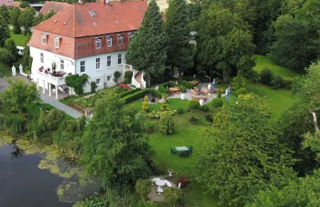 Jagdschloss Lalendorf Отели в г. Кус