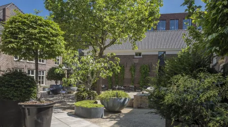 Hotel Kazerne Отели рядом со станцией Центральная железнодорожная станция Эйнховен