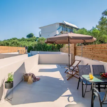 Bella Vacanza Studios - 450m from the Beach, by ZanteWize