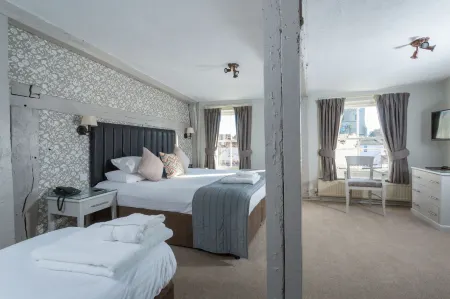 The Dog & Bear Hotel Отели рядом с достопримечательностью «St Peter & St Paul Church»