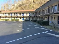Sidney James Mountain Lodge - Parkplatz