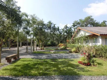 Big House Resort Отели рядом с достопримечательностью «Wat Buppharam or Wat Plai Klong»