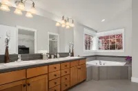 Seattle Vacation Home: Berlin Wall