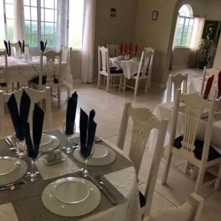 Retreat Guesthouse Luxury Suites Отели в г. Коррал Спринг