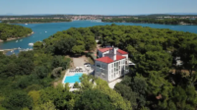 Premantura Resort - Hotel & Restaurant Отели в г. 