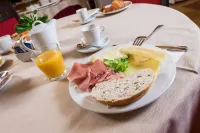 West Point Airport Hotel - breakfast