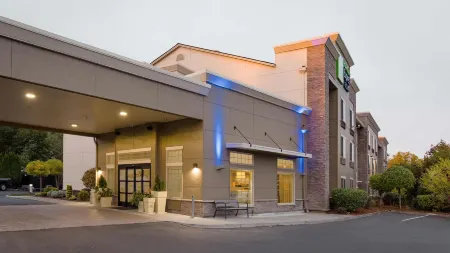 Holiday Inn Express & Suites Hood River Отели рядом с достопримечательностью «Винзенс Лосманн Мемориал Стейт Нэчурал Арея»