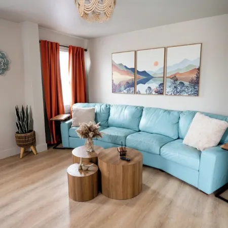 Charming 1-bedroom apartment. Pet friendly, King Bed, Washer & Dryer Отели в г. Монро