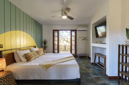 The Good House Отели рядом с достопримечательностью «Ту Банч Палмс Элементари Скул»