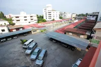 P.A. Place Hotel - parking