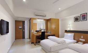 Hi5 Hotel & Experience