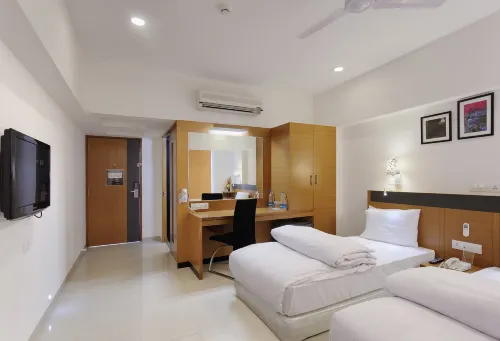 Hi5 Hotel & Experience