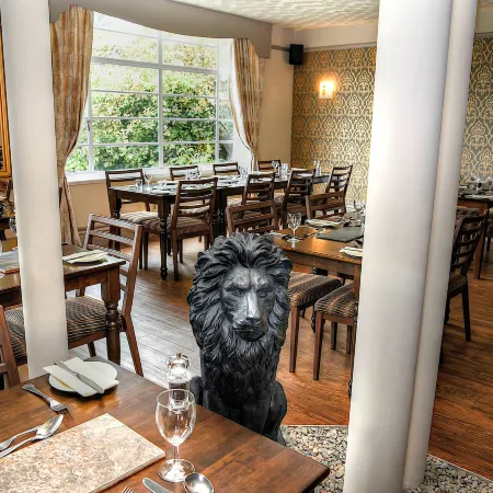 Lion Hotel & Studio Apartments