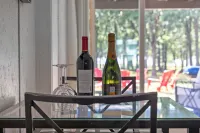 Charming 3-bedroom, gorgeous Lake Front, Fishing Dock, Fire Pit, Kayak & more Hotel a Rains County