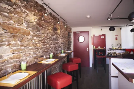 Logis Hotel Chateaubriand Отели рядом со станцией GARE SNCF ACCESS NORD RAILWAY STATION