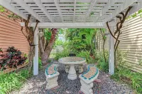 Cozy Cottage Retreat at Tradewind Resort #32 in Bradenton Beach - Country Houses