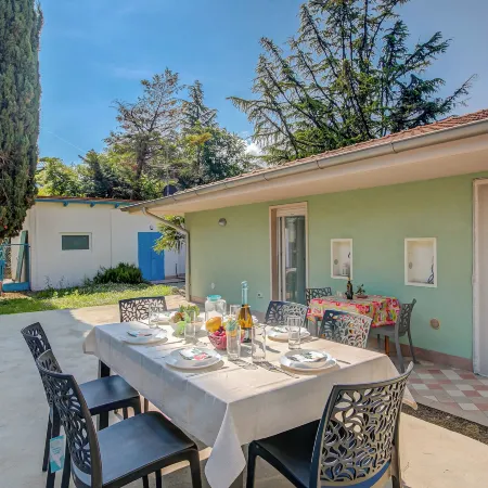 Sara’s Garden Home - Happy Rentals